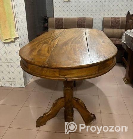 কাঠের তৈরি চেয়ার ও টেবিল