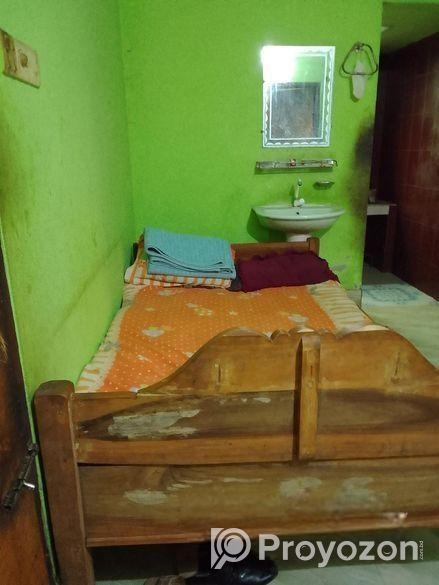 একটি আকাশমনি কাঠের সিঙ্গেল খাট