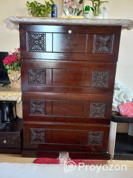 ওয়ারড্র সোফা টি টেবিল এবং টিভির