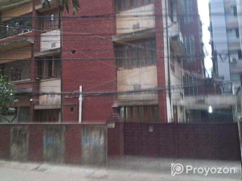 ইস্কাটনে মাসিক আড়াই লাখ টাকা আয়ের সুযোগে সাড়ে আট ক