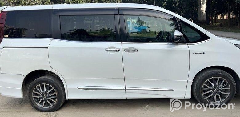 Toyota Esquire 2015