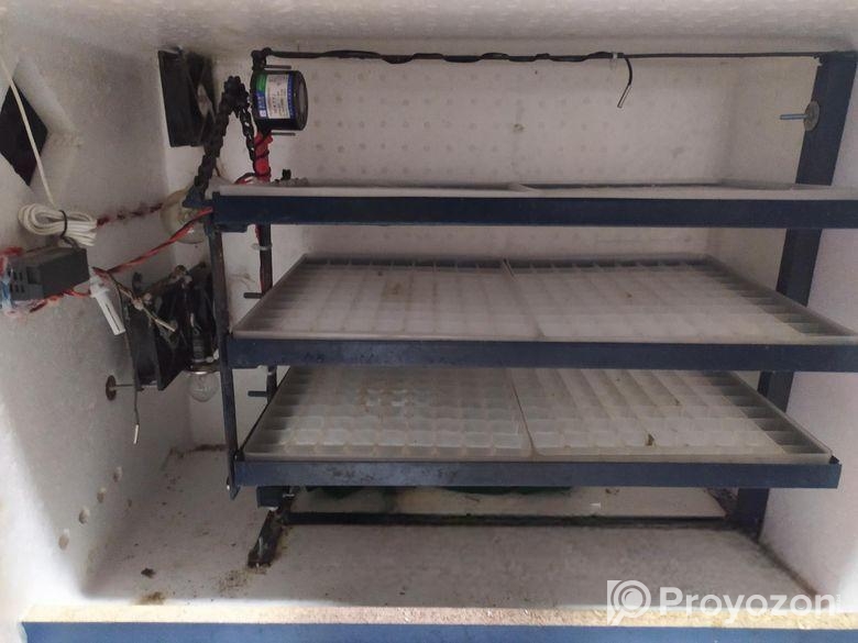 এটি একটি এসি ডিসি অটোমেটিক ইনকিউবেটর