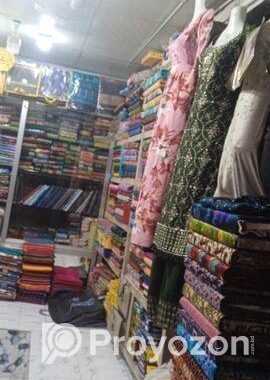 দোকানে মালামাল ও সুকেজ আলমেরা