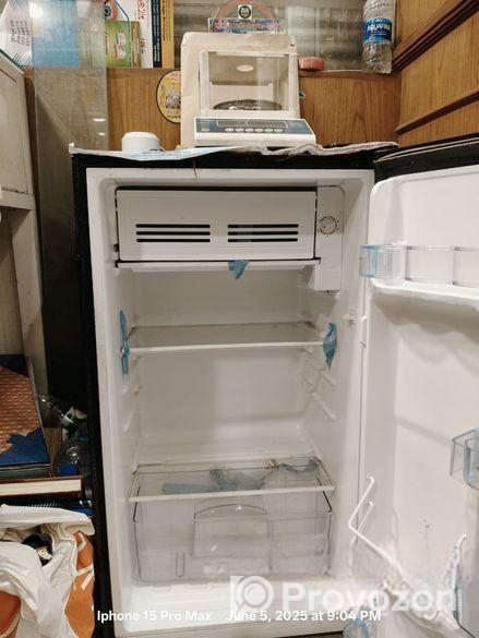 Singer Mini Fridge 95 liter for sell