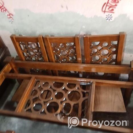 কাঠের ডাইনিং টেবিল চেয়ার লেকার করা