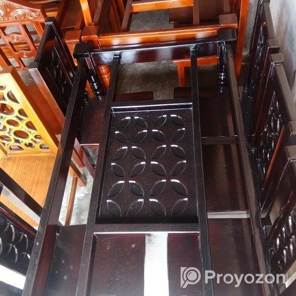 কাঠের ডাইনিং টেবিল চেয়ার লেকার করা