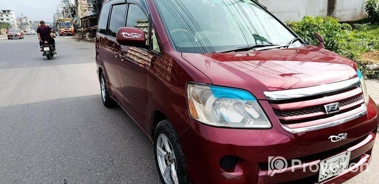 Toyota Noah Microbus X 2005