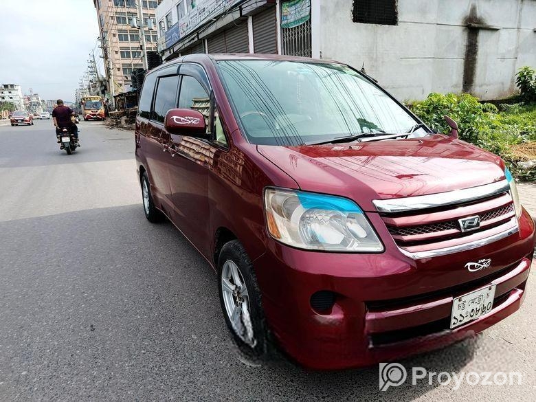 Toyota Noah Microbus X 2005