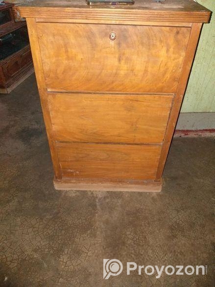 কাঠের আলমারি