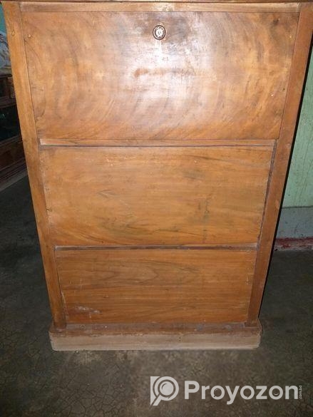 কাঠের আলমারি