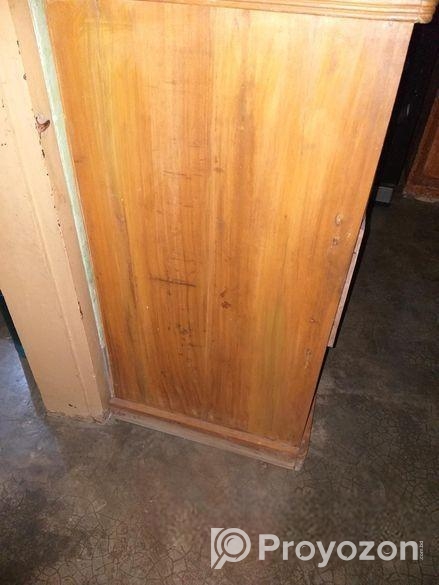 কাঠের আলমারি