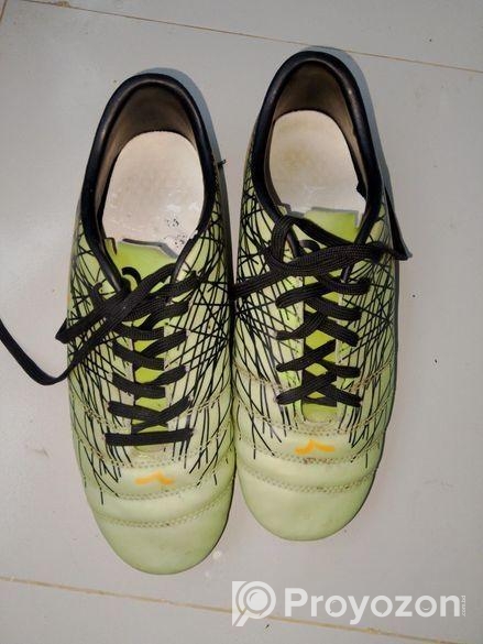 ফূটবল খেলার বুট জুতা