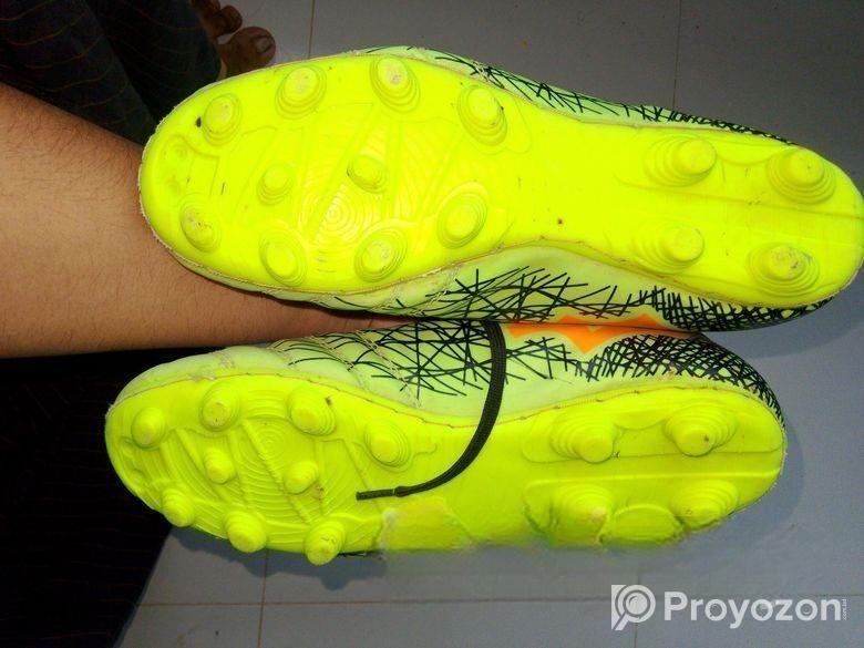 ফূটবল খেলার বুট জুতা
