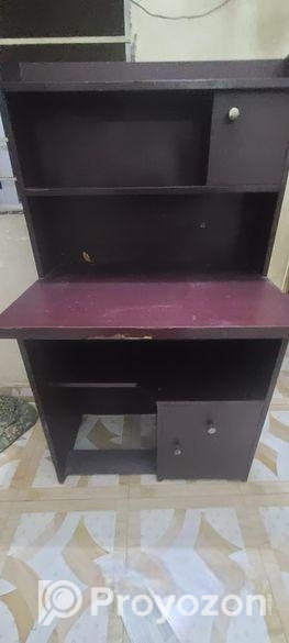 পড়ার জন্য চেয়ার টেবিল