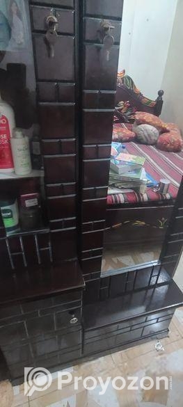 ড্রেসিং টেবিল