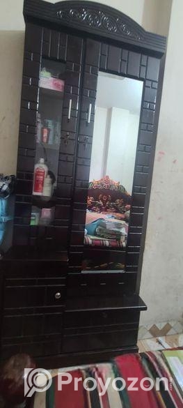 ড্রেসিং টেবিল