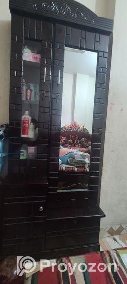 ড্রেসিং টেবিল