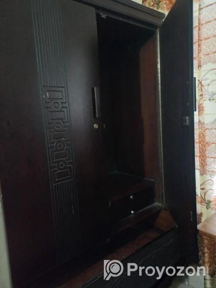 মালয়েশিয়ান কাঠের আলমারি