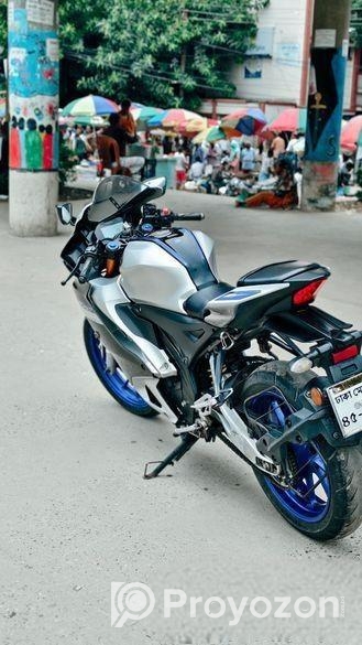 Yamaha R15 M . 2022