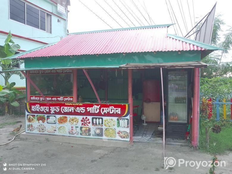 একটি দোকান ঘর এবং চারটি টং