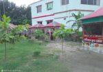 একটি দোকান ঘর এবং চারটি টং