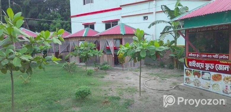 একটি দোকান ঘর এবং চারটি টং