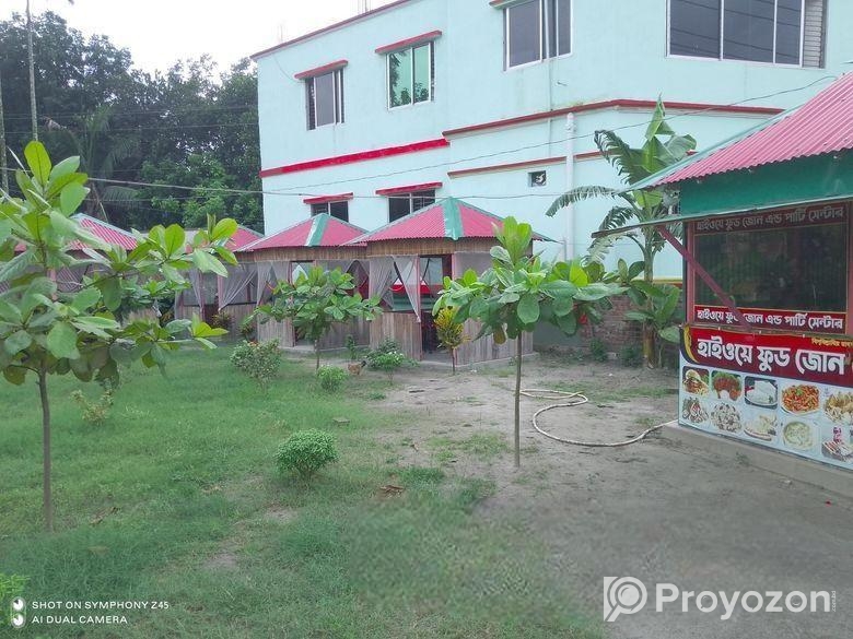 একটি দোকান ঘর এবং চারটি টং