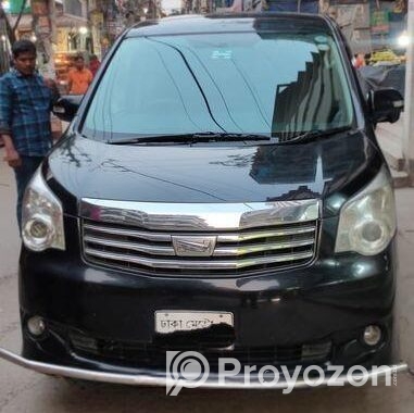 Toyota Noah 2010