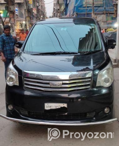 Toyota Noah 2010