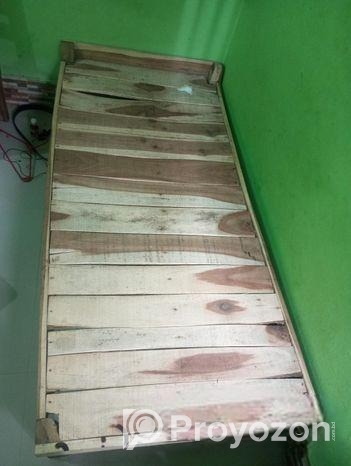 ১ টি খাট ও টেবিল বিক্রি হবে