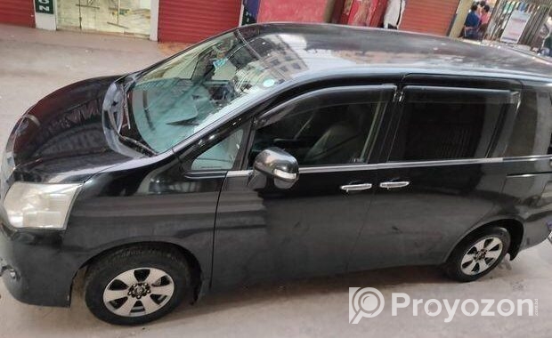 Toyota Noah 2010