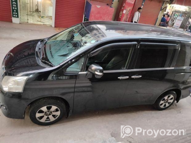 Toyota Noah 2010