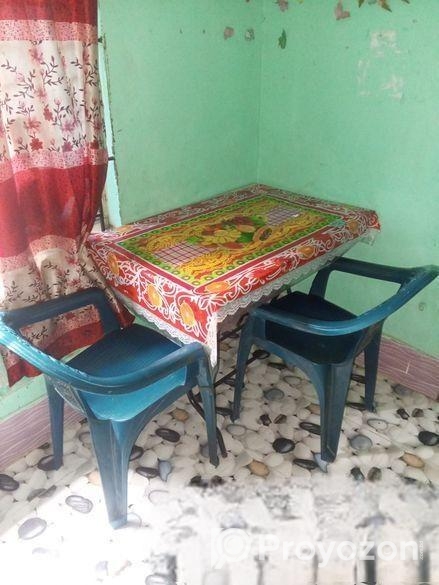 দুটি চেয়ার ও একটি টেবিল বিক্রি করব