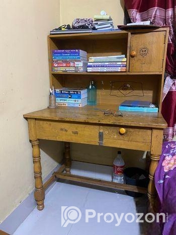 পড়ার টেবিল