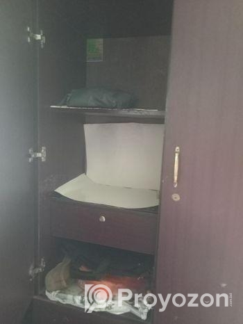 একটি অটোপীর আলমারি বিক্রি করা হবে