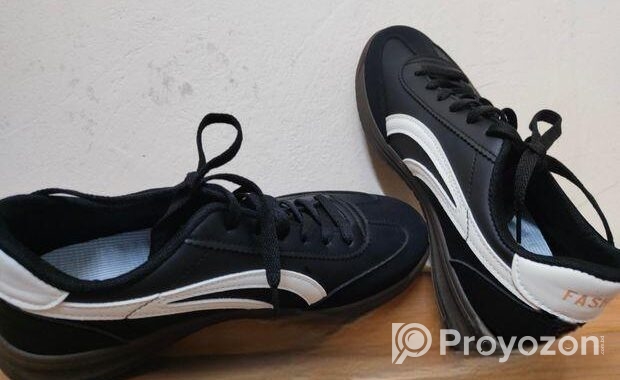 Sneakers shoes