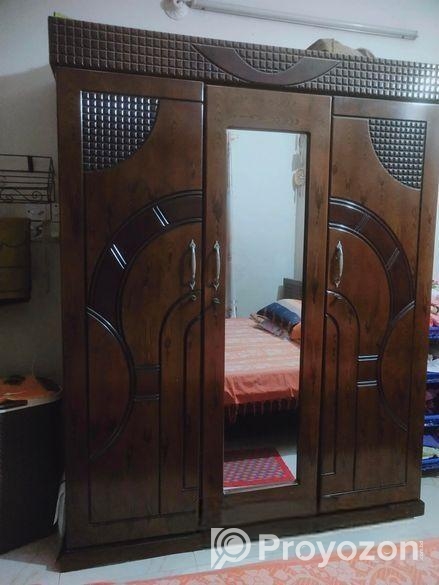 একটি আলমারি বিক্রি হবে।