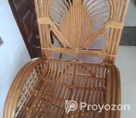 অনেক মজবুত একটি বেতের রকিং চেয়ার