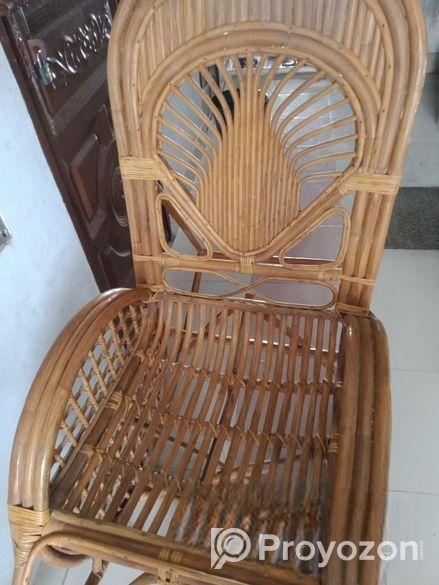 অনেক মজবুত একটি বেতের রকিং চেয়ার