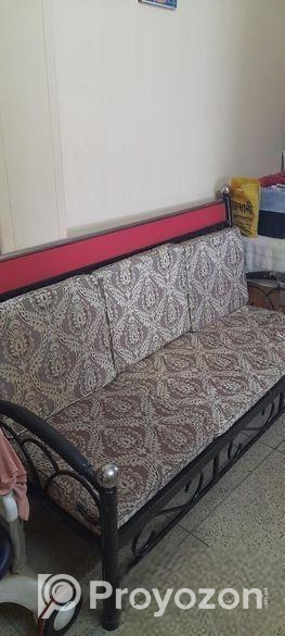 তিন সিটের লোহার সোফা