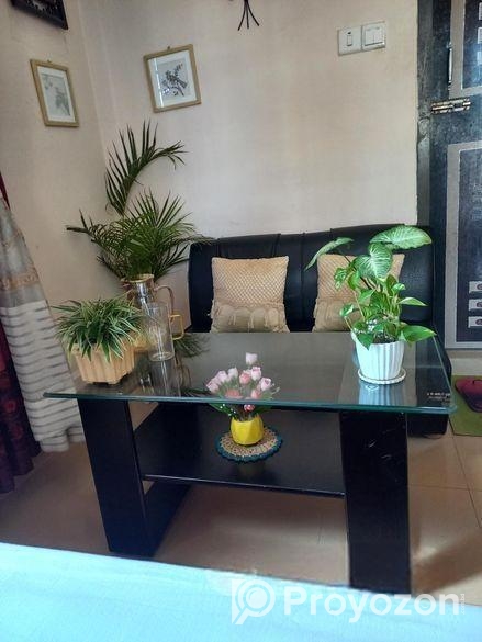 ওয়ারড্র সোফা টি টেবিল এবং টিভির