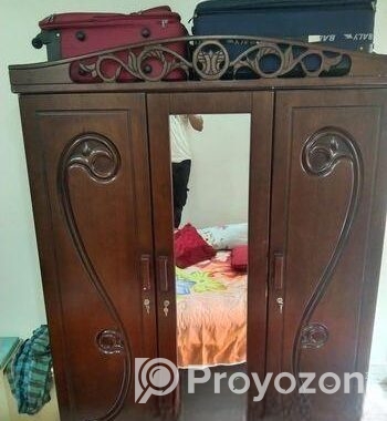 একটি তিন পার্টের আলমারি বিক্রি করা হবে।