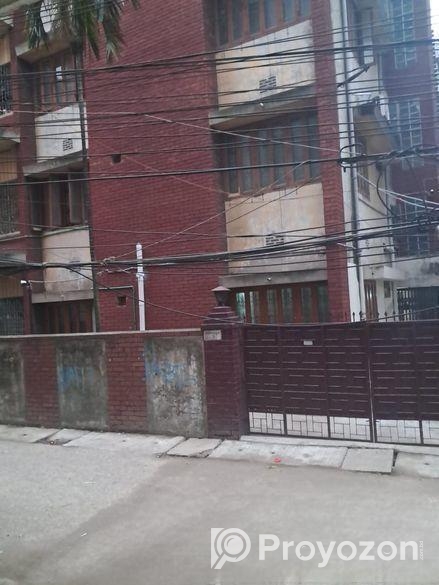 ইস্কাটনে মাসিক আড়াই লাখ টাকা আয়ের সুযোগে সাড়ে আট ক