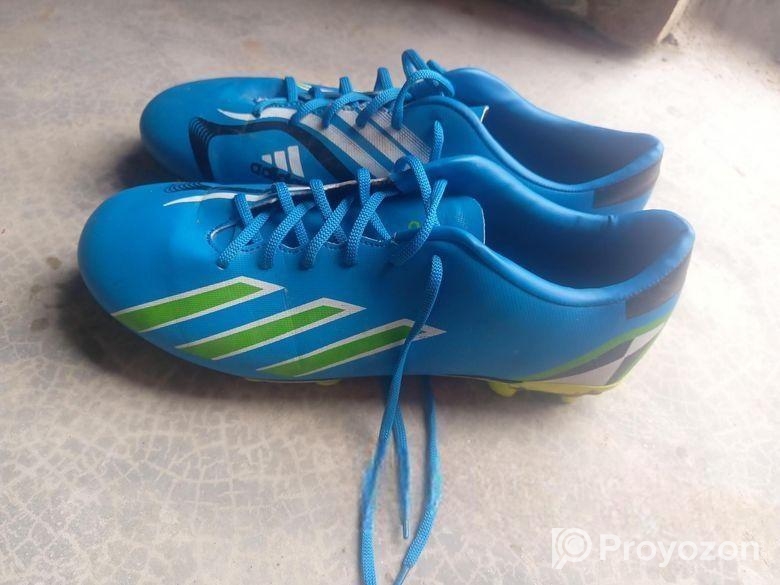 ফুটবল বুট, নতুন কিনেছি, সাইজ ৪২ এখন পর্যন্ত ১ টা