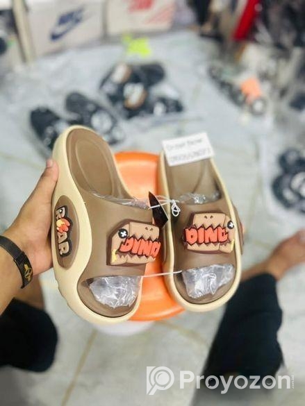 আমাদের এই জুতা গুলো পায়ে দিয়ে আরাম পাবেন ইনশাআল্