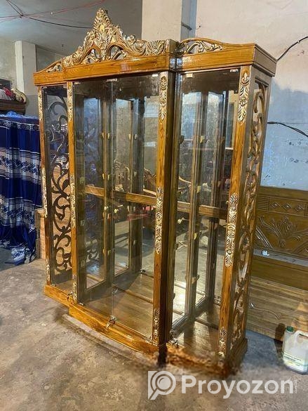 3 part glass showcase