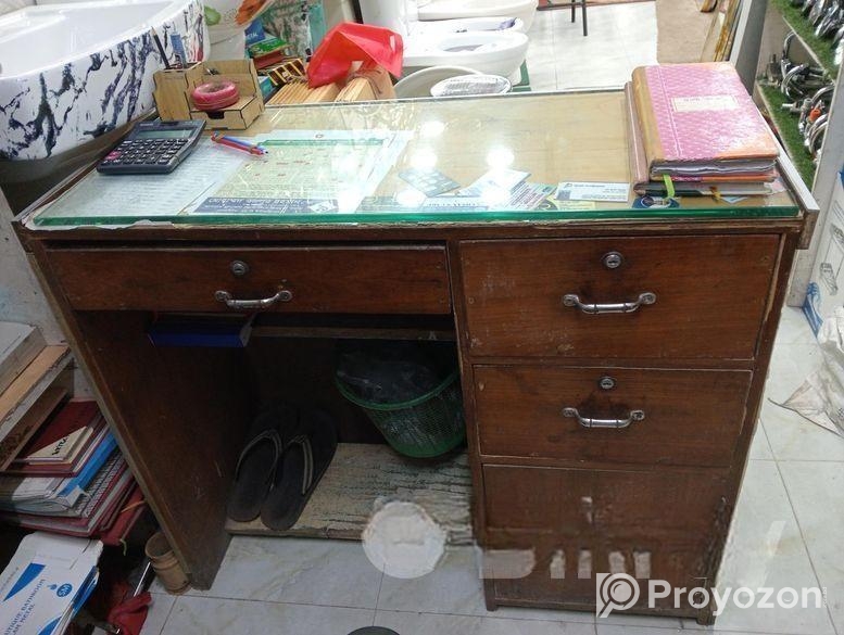 দোকানের ক্যাশ টেবিল