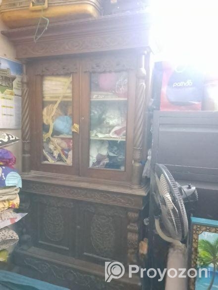 সেগুন কাঠের তৈরি আলমারি।