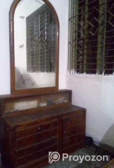 কাঠের ড্রেসিং টেবিল