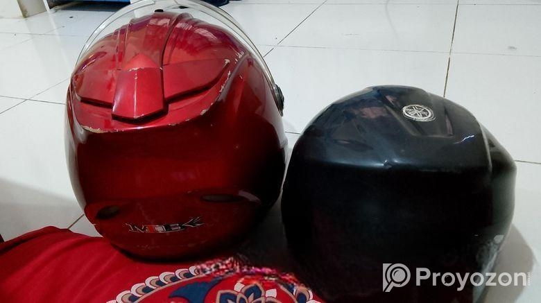 দুইটি হেলমেট